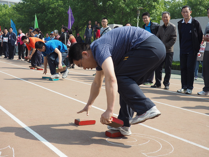 李华老师获得男子教工青年组摸石过河比赛第二名